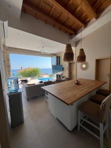 a kitchen and living room with a large wooden counter top at Villa Dottori in Koinyra