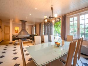 Χώρος καθιστικού στο Stone House St Denis with Pool & Views