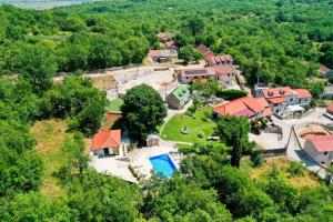 une vue aérienne d'une maison avec une cour dans l'établissement Villa Heritage Harmony with private pool, à Zmijavci