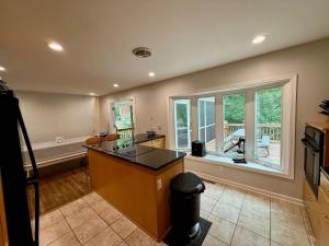 Η κουζίνα ή μικρή κουζίνα στο Quiet Waters Family Home 4BR Sleeps 8