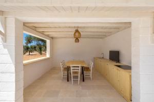 a kitchen and dining room with a table and chairs at Tenuta Manfredi by Perle di Puglia in Latiano