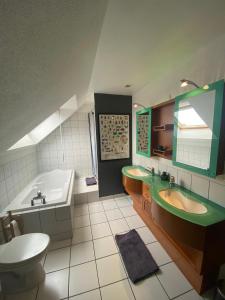 Koupelna v ubytování Grande maison de haut standing à 2 min du golf! + 56 fotografií