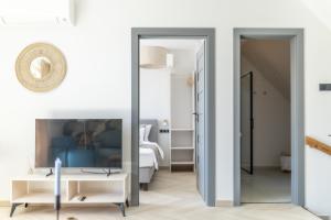 a mirror in a room with a bedroom at Pipacs és Buborék in Balatonudvari