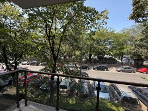 Un balcón con vista a un estacionamiento. en Beach Please Apartment, en Burgas