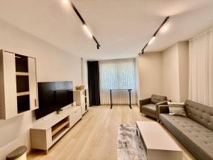Una sala de estar con un sofá y un televisor de pantalla plana. en Beach Please Apartment, en Burgas 7 fotos más