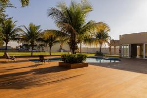 einen Innenhof mit Palmen und einem Pool in der Unterkunft Libertê Palace Hotel in Água Boa