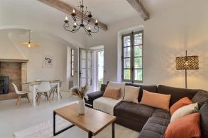a living room with a couch and a table at L’oustaou de Ventabren Village Square in Ventabren