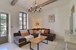 a living room with a couch and a table at L’oustaou de Ventabren Village Square in Ventabren +17 photos