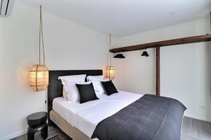 Ένα ή περισσότερα κρεβάτια σε δωμάτιο στο La Cabane du Cap - 3 stars - SPA - Parking