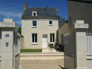 a house with a gate in front of a building at Retreat in Beaumont-en-Véron in Beaumont-en-Véron