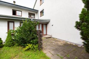 拉尔Euro Inn - Hotel的一座白色的房子，前面有大门 更多11张照片