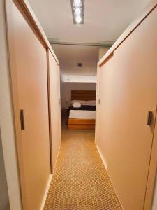 un couloir menant à une chambre avec un lit dans l'établissement Apartamento Loft Desing City Center, à Tolède