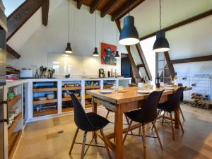 Una cocina con una mesa de madera y sillas negras. en Pool Escape in Saint-Laurent, en Saint-Laurent-la-Vallée