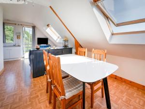 Кухня или мини-кухня в Apartment in Saint-Rémy near Lake
