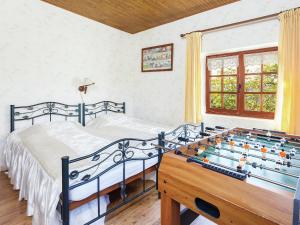 Schlafzimmer mit einem Bett und Tischfußball in der Unterkunft Tranquil Garden Hideaway in Puy-lʼÉvêque