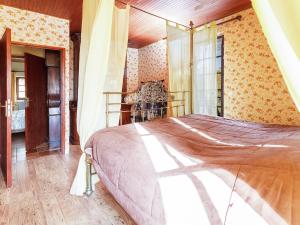 ein Schlafzimmer mit einem Bett und einem Fenster in der Unterkunft Tranquil Garden Hideaway in Puy-lʼÉvêque