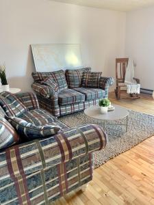 Posezení v ubytování A Peaceful Waterfront Escape - La Perle du Lac + 25 fotografií