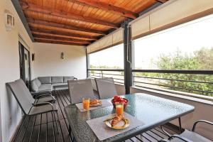 ein Tisch mit einem Teller Essen auf einem Balkon in der Unterkunft B39 - Marina Hill Apartment in Lagos