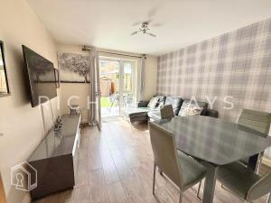Μια τηλεόραση ή/και κέντρο ψυχαγωγίας στο Modern 4BR Home in Grays
