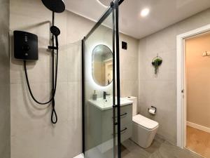 Koupelna v ubytování Detached Modern Flat 8 Min Walk to Pudsey Station + 43 fotografií