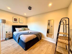 Postel nebo postele na pokoji v ubytování Detached Modern Flat 8 Min Walk to Pudsey Station