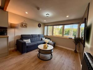 TV a/nebo společenská místnost v ubytování Detached Modern Flat 8 Min Walk to Pudsey Station