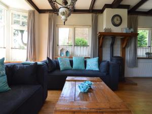 Una sala de estar con un sofá y una mesa de café. en Holiday Home in Nijeberkoop near Nature, en Nijeberkoop 28 fotos más