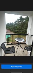 un balcon avec une table et des chaises sur un balcon dans l'établissement Apartments Mėguvos, à Palanga