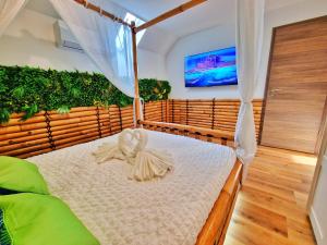 Postel nebo postele na pokoji v ubytování BALI SPA-4 Pers-Jacuzzi-Parking-Jardin-Clim-Colmar