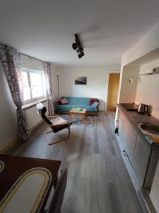 a living room with a couch and a table at Ferienunterkunft Barsinghausen in Barsinghausen