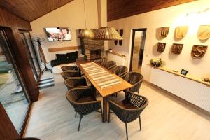 una sala da pranzo con tavolo e sedie di Casa Fantanele a Piatra Fantanele Altre 22 foto