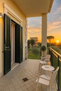 a patio with a table and chairs on a balcony at Fiore di Loto loft Roma est in Rome