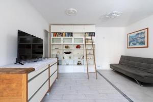 Μια τηλεόραση ή/και κέντρο ψυχαγωγίας στο Ostia Beach Apt - 1 Minute Walk