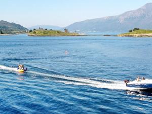 eine Gruppe von Menschen auf einem Boot im Wasser in der Unterkunft 11 person holiday home in Gullesfjord in Flesnes