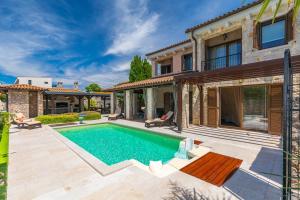 a home with a swimming pool and a house at Villa Forte in Porat