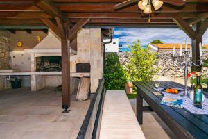 an outdoor patio with a table and a pizza oven at Villa Forte in Porat