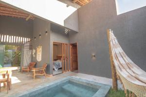 une villa avec une piscine et un hamac dans l'établissement Pousada Nori - Por MME Hospitalidade, à São Miguel dos Milagres