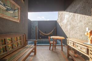 a room with a table and a table and a chair at Pousada Nori - Por MME Hospitalidade in São Miguel dos Milagres +33 photos