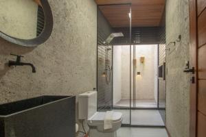 une salle de bain avec une douche, des toilettes et un lavabo dans l'établissement Pousada Nori - Por MME Hospitalidade, à São Miguel dos Milagres