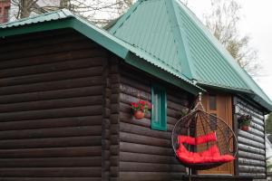 扎布利亚克Kucica u centru Zabljaka的一间有红色椅子和绿色屋顶的小木屋