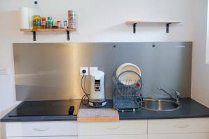Η κουζίνα ή μικρή κουζίνα στο Cosy Cocon - Parking et Wifi Gratuit - Proche Luxembourg - idéal Professionnel ou Couple - OFFRE SPÉCIALE +14 φωτογραφίες