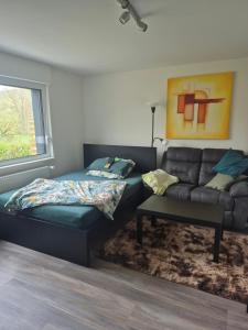 un salon avec un canapé et un lit dans l'établissement Wohlfühlen und abschalten!, à Warstein