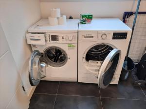 a washing machine and a washer in a room at Ferienwohnung Bauernhaus 2 in Balingen