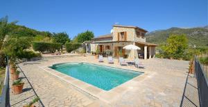 una villa con piscina frente a una casa en Ferienhaus in Selva mit Gepflegtem Garten, en Selva