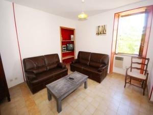 un soggiorno con un divano e un tavolino da caffè di Hilltop Hideaway near Beaulieu a Beaulieu