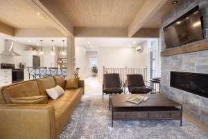 Μια τηλεόραση ή/και κέντρο ψυχαγωγίας στο Chalet Mid-Century - Lakeside Joseph - Le Charlo +36 φωτογραφίες