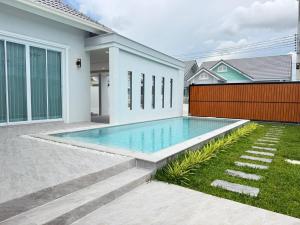 Πισίνα στο ή κοντά στο The 8 MaBella House Pattaya Pool Villa