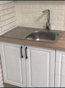 Kuchyň nebo kuchyňský kout v ubytování Квартира біля парку Софіївка