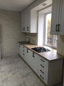 Kuchyň nebo kuchyňský kout v ubytování Квартира біля парку Софіївка