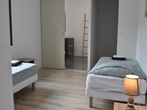 OupiaにあるVilla with Pool & Viewsのベッド2台と鏡のある小さな寝室